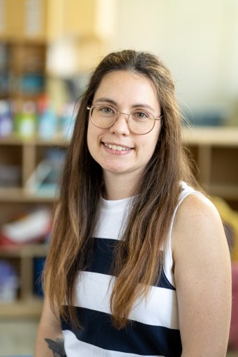 Catherine, fondatrice de CréaCath, dans son atelier